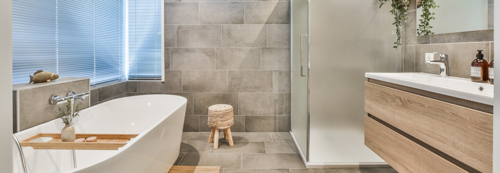 Modernes Badezimmer mit Badewanne